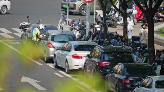 城市交通违章停车交警同志开罚单视频素材模板下载