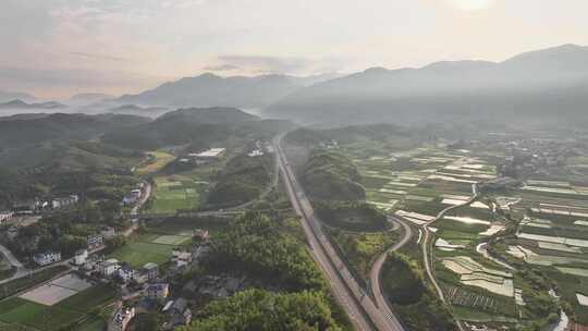 穿过山区农村的高速公路航拍