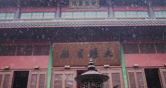 中国杭州灵隐寺下雨天