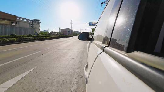 驾车乘车行驶在江西九江城区道路