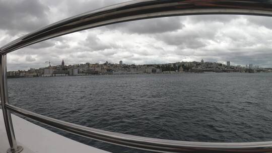 从海上的小船上看城市风景视频素材模板下载