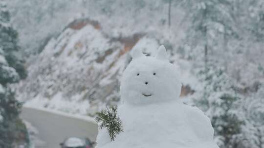 山间公路雪人雪景与汽车行驶