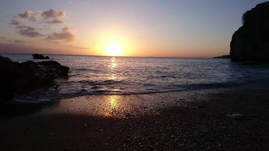 海浪拍打海岸的特写镜头