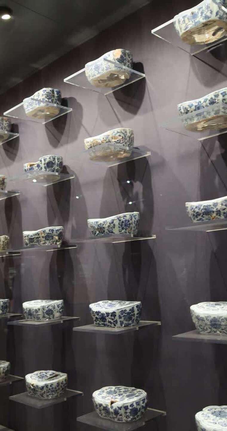 江西景德镇御窑博物馆藏大量瓷枕陈列