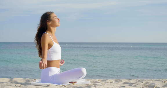 美丽的女人在海上做瑜伽，和谐与自由，海洋