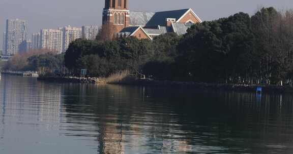 水边教堂建筑与城市高楼的景象