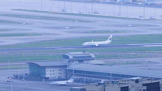 深圳机场起飞的东海航空客机