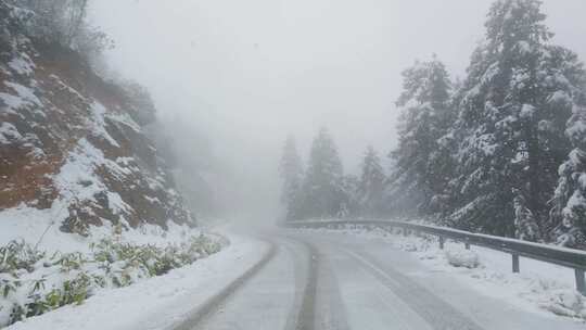 雪花飞舞的山间公路空镜