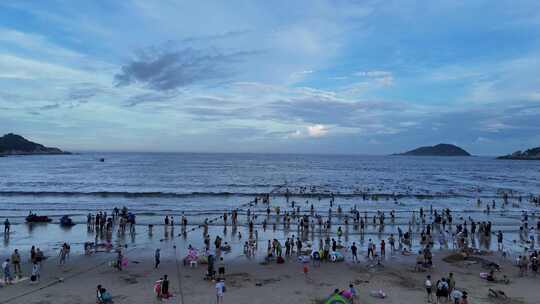 海边沙滩游玩人群南澳岛青澳湾航拍