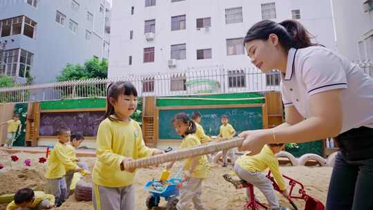 幼儿园小孩开心快乐的玩耍