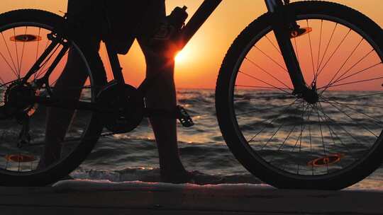 推着自行车在海边行走