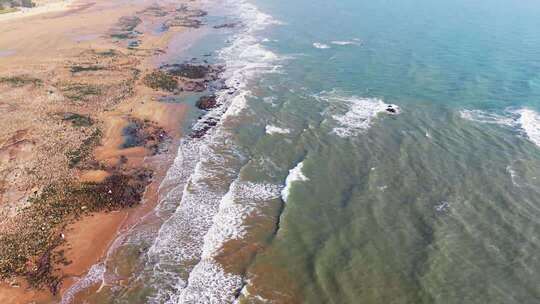 海滩上的海浪航拍慢动作视频