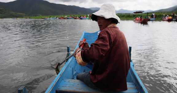 旅游景区：船夫在泸沽湖里泛舟前行