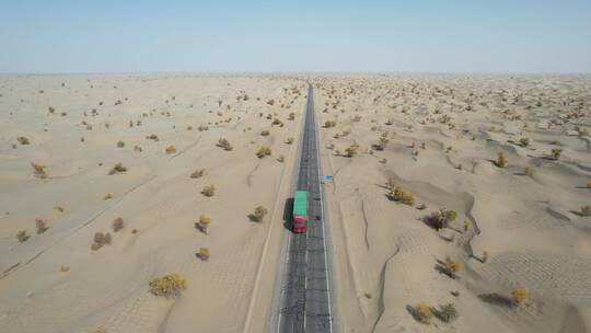 航拍新疆塔克拉玛干沙漠公路旅行