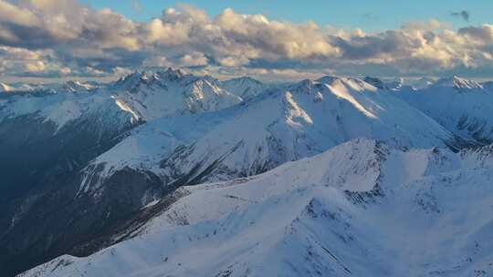 航拍雪山日照金山