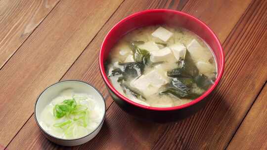 日式豆腐裙带菜味增汤制作过程