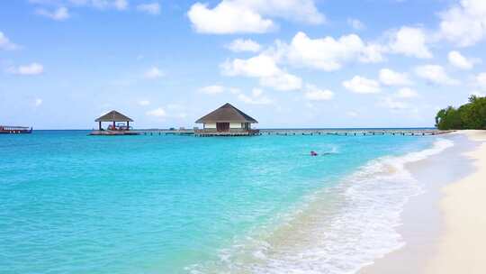 晴天马尔代夫碧蓝色大海、沙滩与水屋 4K