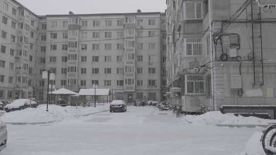 黑龙江牡丹江市被雪覆盖的小区建筑道路