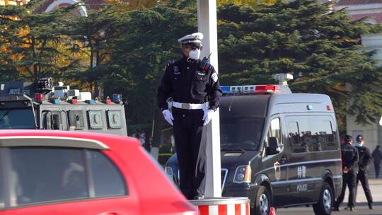 交通警察 过马路 文明出行  交警