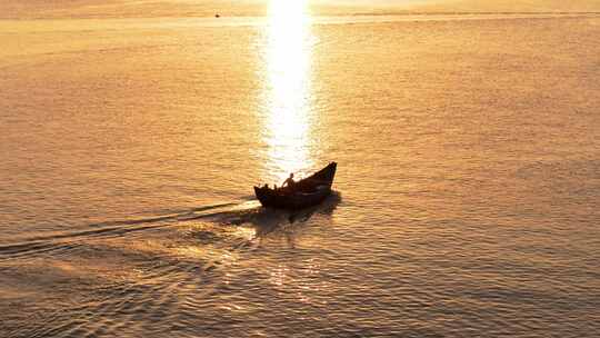 海上落日 落日渔船 海上养殖  金色海面