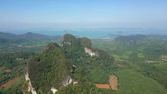 泰国甲米省风景如画的石灰岩景观的天线