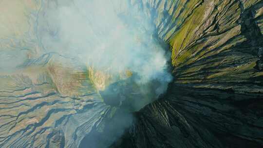 电影俯拍视角下的火山口