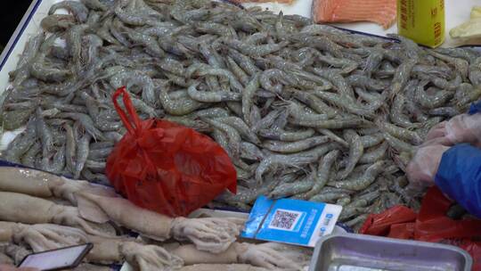 海鲜市场挑选大虾销售鲜活大白虾扫码支付