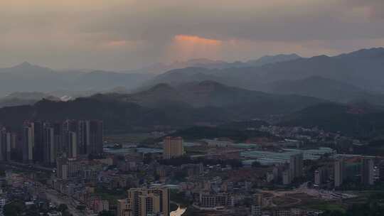 航拍广东香格里拉云髻山下的新丰县城镇风光