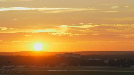 机场上空的日落