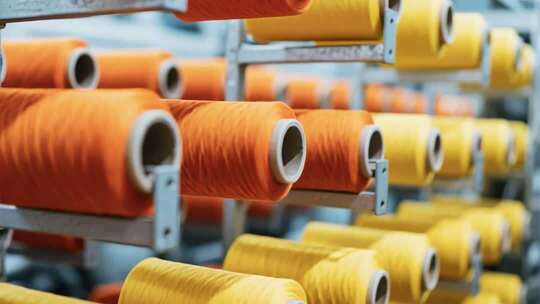 工厂内排列整齐的纱线卷