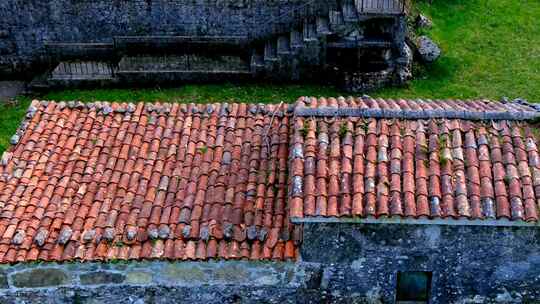 废弃建筑上旧传统粘土屋顶瓷砖的鸟瞰图Tordoia Coruna，西班牙。娃娃