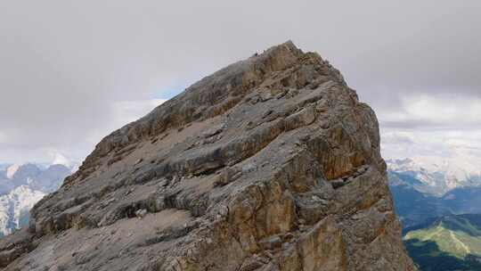 蒙特佩尔莫山峰的鸟瞰图，登山者在十字架附近的顶部。意大利