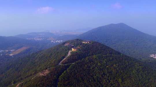 山上有建筑的植被茂盛的青山全景/苏州/寺庙