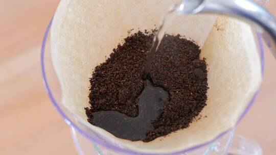 水倒入咖啡过滤器