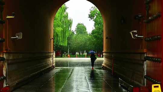 北京夏季下雨中雨水冲刷的故宫皇城角楼红墙