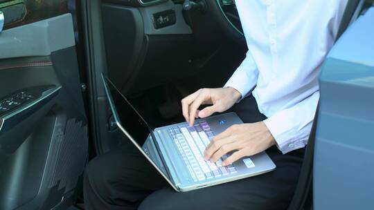 汽车内商务男性使用笔记本电脑