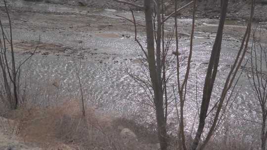 河流部分结冰的自然景象