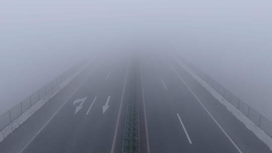 大雾浓雾天气高速公路汽车行驶视频素材模板下载