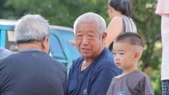 威海高区公安民警开展社区老年群众反诈宣传