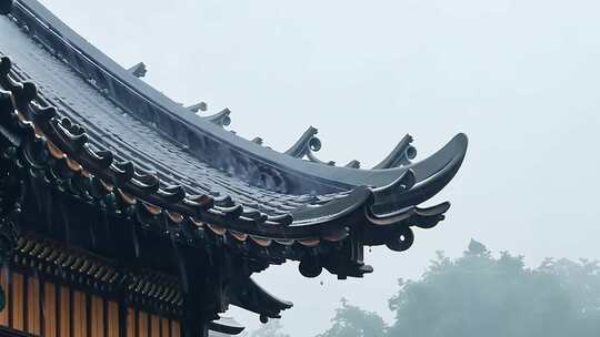 古代建筑屋檐下雨场景