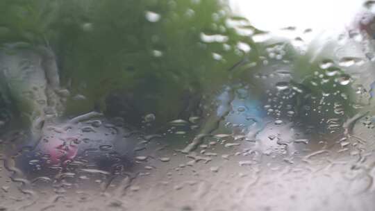下雨天车窗外街景雨天道路交通车流窗户风景
