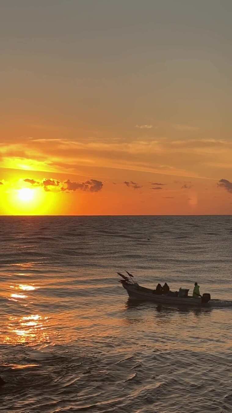 日落时大海中的小船