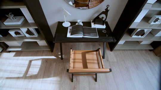 室内设计简约书房一角，书桌与小凳