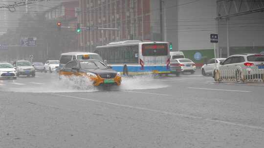 北京暴雨大雨下雨行人车流