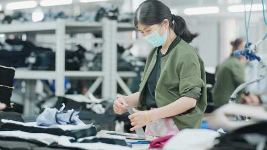 服装厂女工缝纫工人工作视频
