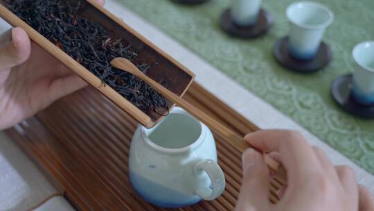 茶壶拨茶叶视频素材模板下载
