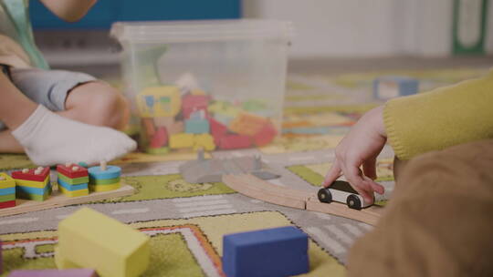 玩积木的孩子视频素材模板下载