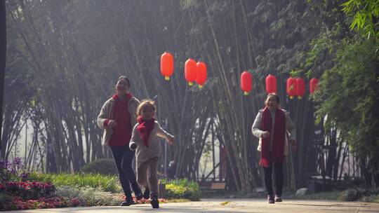 春节期间在公园里快乐玩耍的一家人祖孙三人