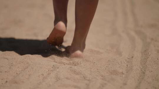 阳光明媚的日子光着脚在沙滩上散步视频素材模板下载