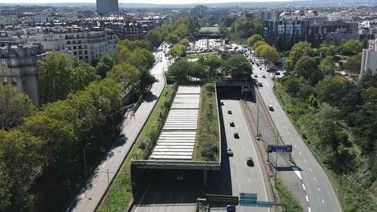 法国巴黎的城市道路。空中倒退